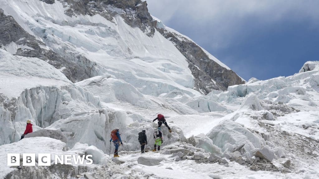 huge-chunk-of-glacier-blocks-everest-route-in-peak-climbing-season