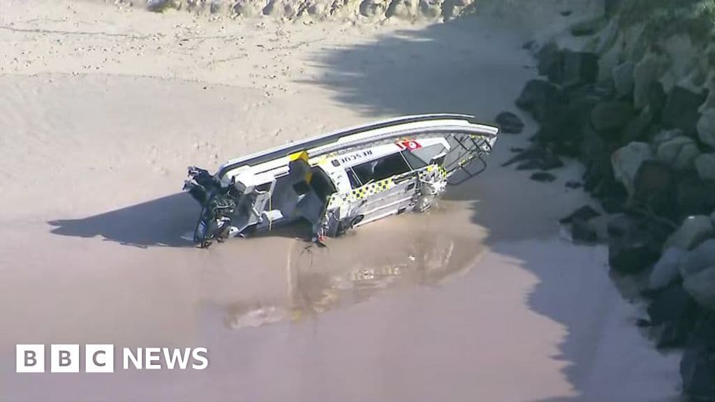 rescuers-among-three-dead-after-yacht-sinks-off-australian-coast