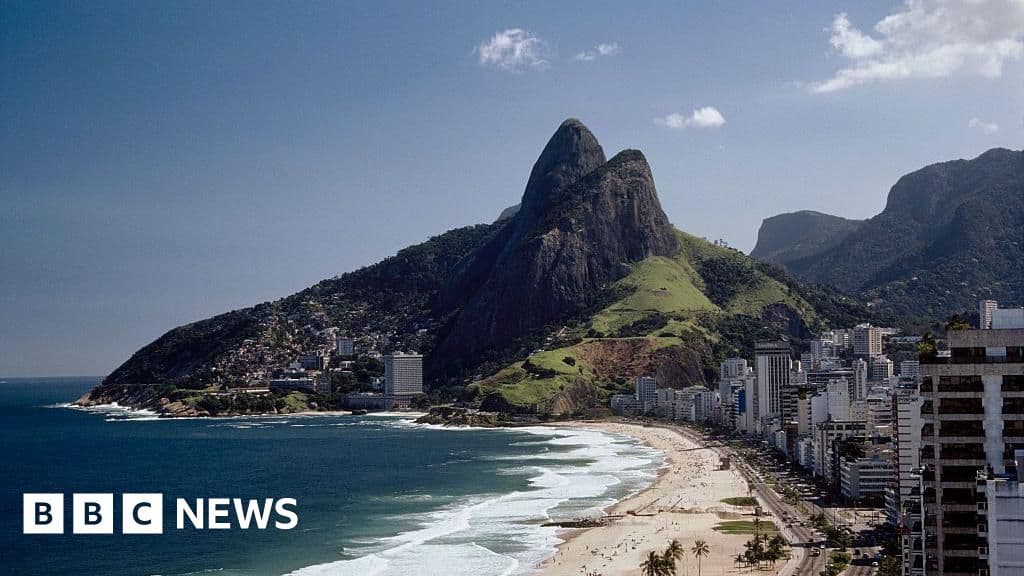 police-gunfight-with-favela-gang-traps-200-tourists-on-hilltop