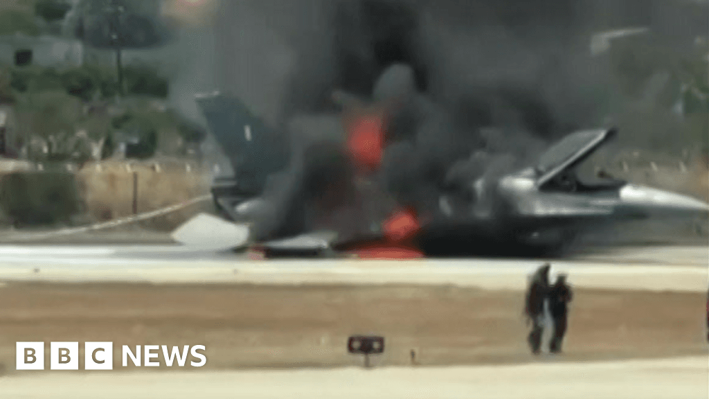 greek-f-16-fighter-jet-crash-lands-at-busy-zakynthos-airport