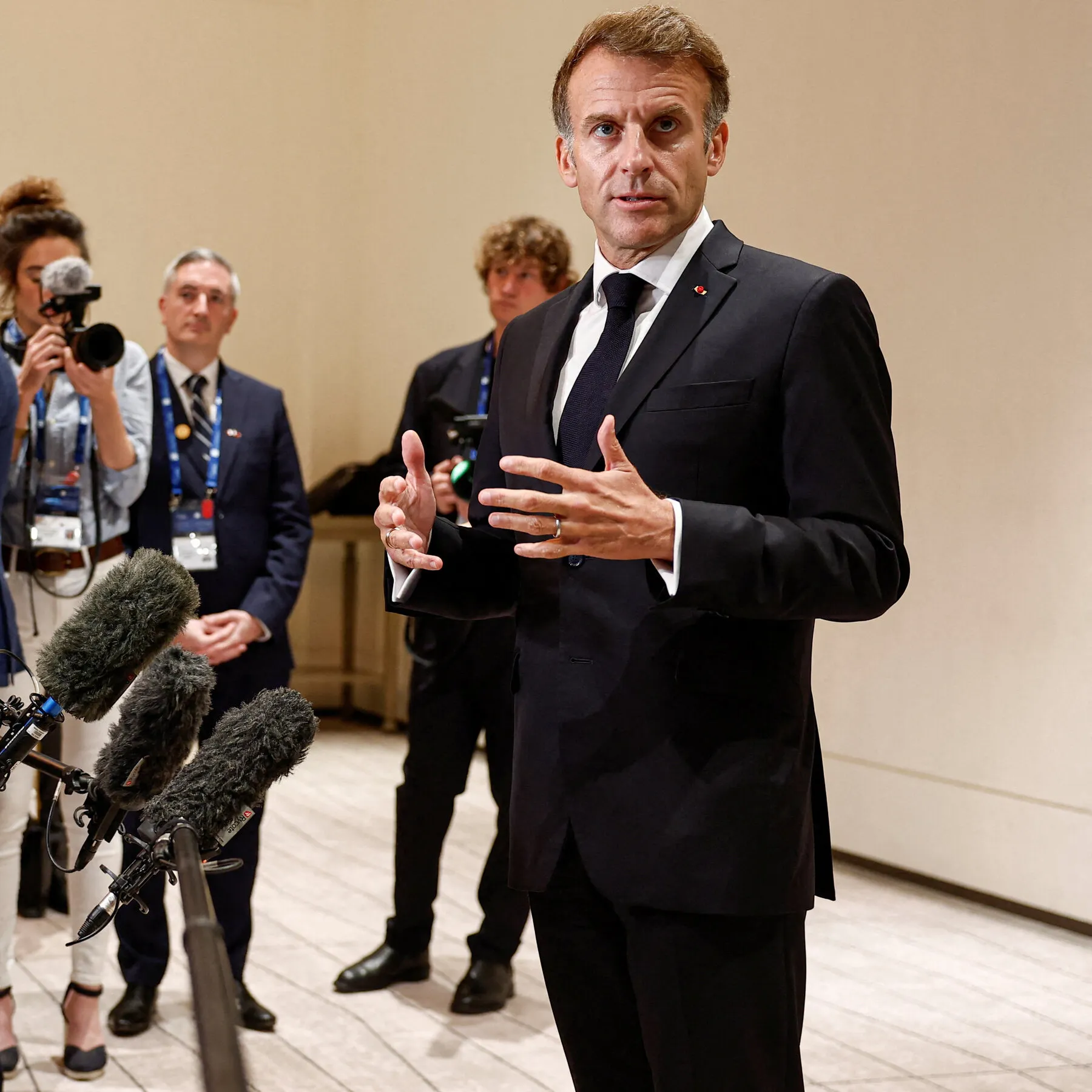 macron-says-trump-does-not-like-france-and-distorts-its-troubles