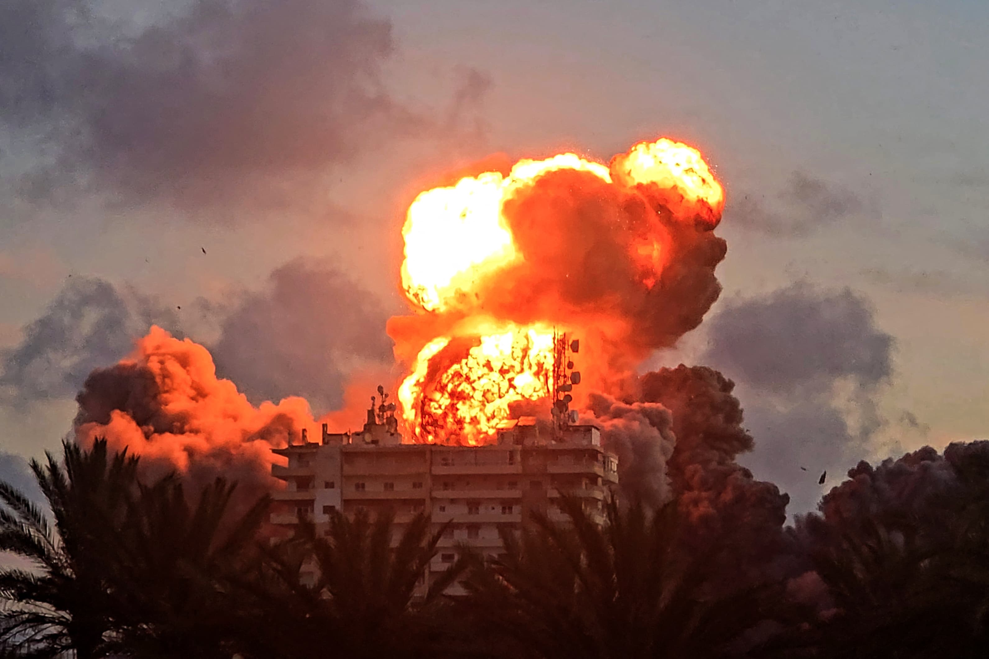 israel-intensifies-attacks-on-southern-lebanon-killing-at-least-16-people